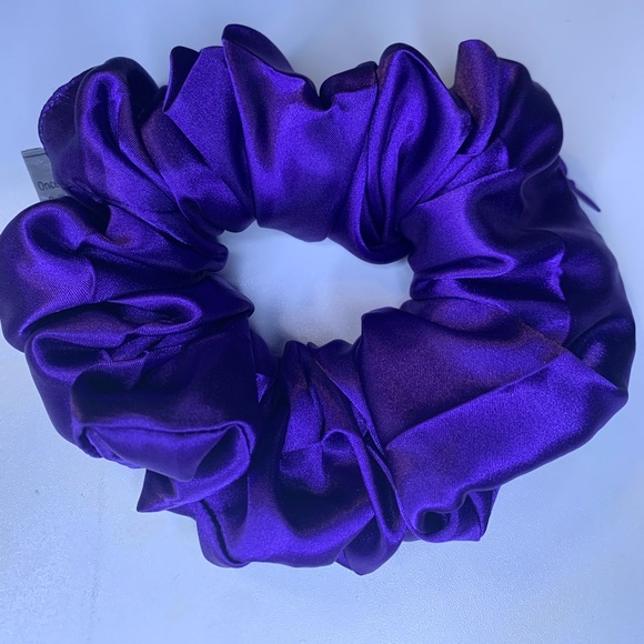 Large satin purple scrunchie with hidden zipper pocket. For runners, game day - Picture 4 of 4